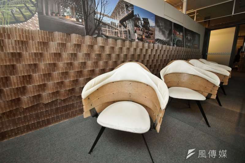 20200915-Miniwiz小智研發執行長黃謙智接受《風傳媒》專訪，其公司內會議室的椅子也是利用垃圾回收再製而成。（盧逸峰攝）