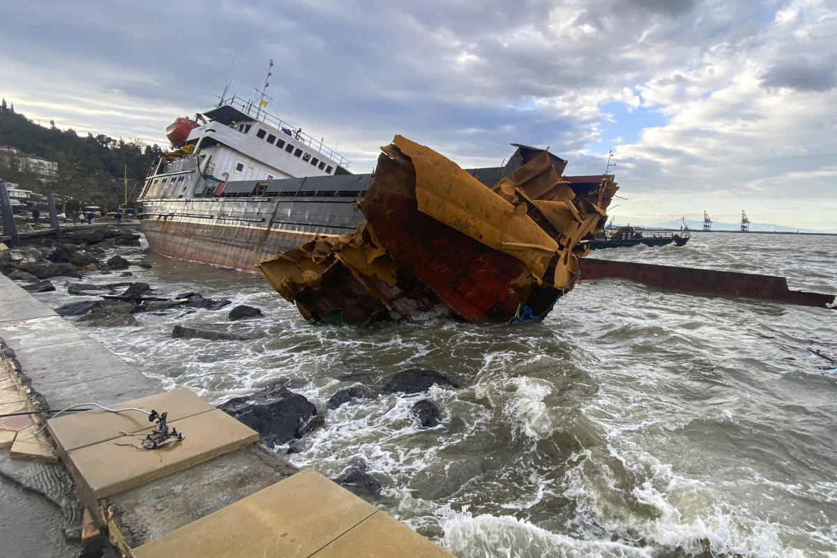 Türkiye’de şiddetli fırtınada 9 kişi hayatını kaybetti.  Karadeniz’de bir yük gemisinin batması sonucu 11 kişi hâlâ kayıp
