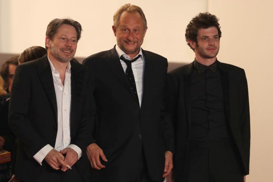 En 2018, Mathieu Amalric et Benoît Poelvoorde partagent l'affiche du film de Gilles Lellouche,<em> Le Grand Bain</em>. Des retrouvailles pour les deux comédiens, qui s'étaient déjà côtoyés bien des années avant. En effet, le Français et le Belge étaient tous les deux en lice pour le César du Meilleur acteur en 2005. Au final, c'est Mathieu Amalric qui décrochera cette récompense pour son rôle dans <em>Rois et Reines</em>, alors que Benoît Poelvoorde était nommé pour <em>Podium</em>. Ce dernier aura du mal à se remettre de cet échec, affirmant qu'il avait <em>"pleuré" </em>à cause de son homologue : "<em>Je trouvais que je méritais beaucoup plus qu’Amalric, parce que moi, j’aurais pu faire </em>Rois et Reines<em> alors que je suis pas sûr qu’il aurait pu faire Cloclo</em>".