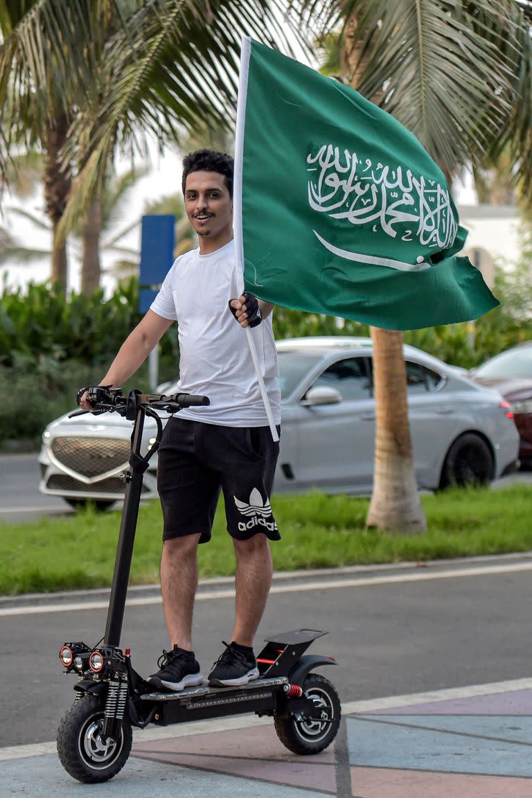 Un hincha de Arabia Saudita lleva la bandera de su país tras la victoria sobre la Argentina