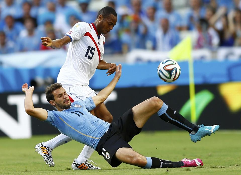 Costa Rica's Junior Diaz (R) fights for the ball with Uruguay's Christian Stuani during their 2014 World Cup Group D soccer match at the Castelao stadium in Fortaleza June 14, 2014. (Marcelo Delpozo/Reuters)