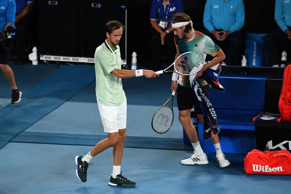 Daniil Medvedev y Stefanos Tsitsipas mantienen una de las rivalidades más ásperas del tenis actual. (Photo by WILLIAM WEST/AFP via Getty Images)