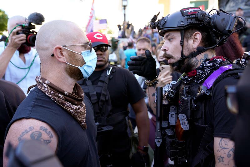 Un manifestante partidario de las fuerzas del orden frente a un activista del Black Lives Matter en Louisville, Kentucky