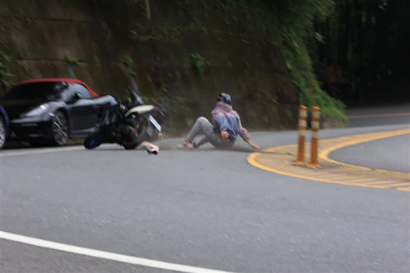 機車騎士跑山過彎失控，機車撞上停在路邊的保時捷。（圖／取自「重機車友 x 各區路況天氣、資訊分享中心」）