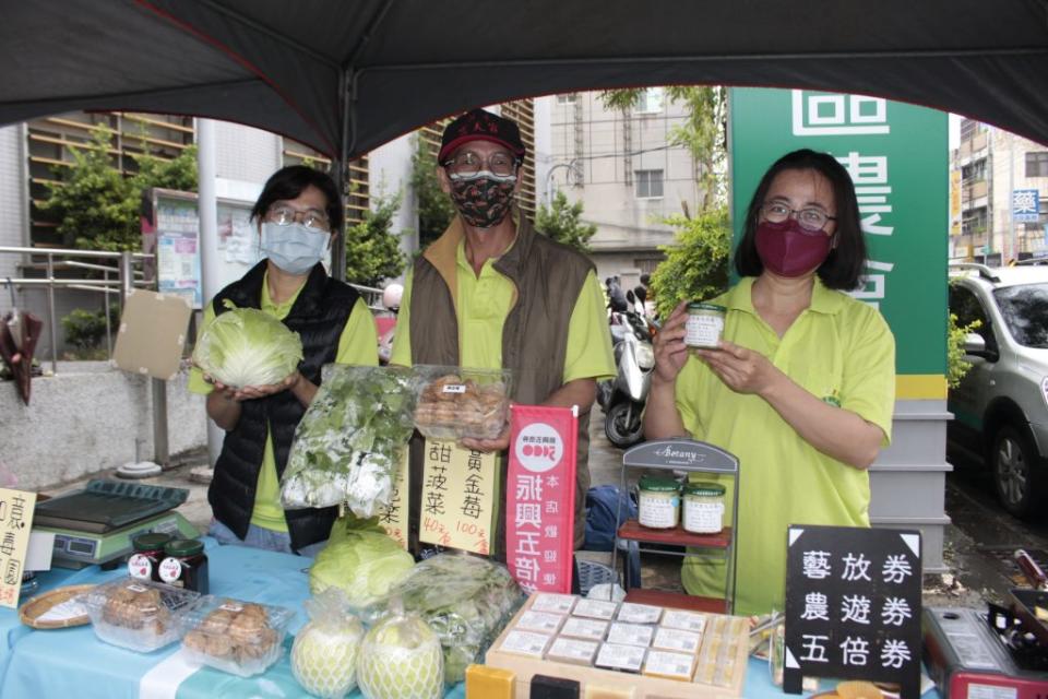 仁德區農會舉辦小農市集，展售在地生產的農產品。（記者黃文記攝）