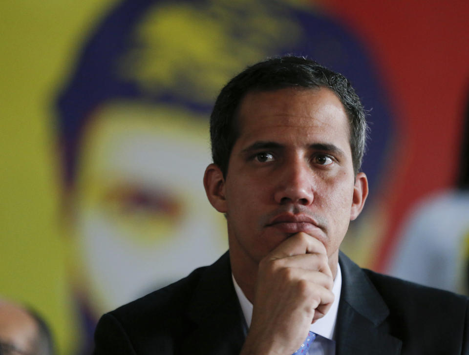 El autoproclamado presidente interino de Venezuela, Juan Guaidó, escucha una pregunta durante una conferencia de prensa en la sede del partido Voluntad Popular en Caracas, Venezuela, el lunes 18 de febrero. 2019. (AP Foto / Fernando Llano)