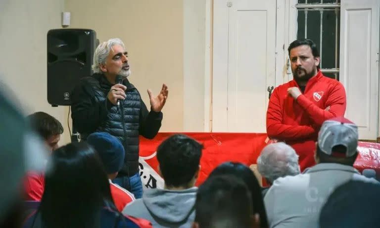 Javier Mazza (izquierda), el candidato del oficialismo, en una charla ante hinchas de Independiente