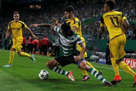 Football Soccer - Sporting Lisbon v Borussia Dortmund - Champions League - Group F - Alvalade stadium, Lisbon, Portugal - 18/10/16. Sporting Lisbon's Ezequiel Schelotto in action. REUTERS/Pedro Nunes