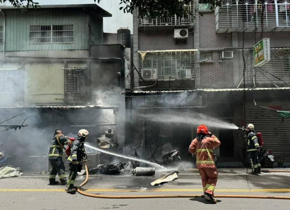 新北三重大智街今天中午發生火警，騎士的機車勾倒麵店瓦斯桶引發火災。（翻攝畫面）