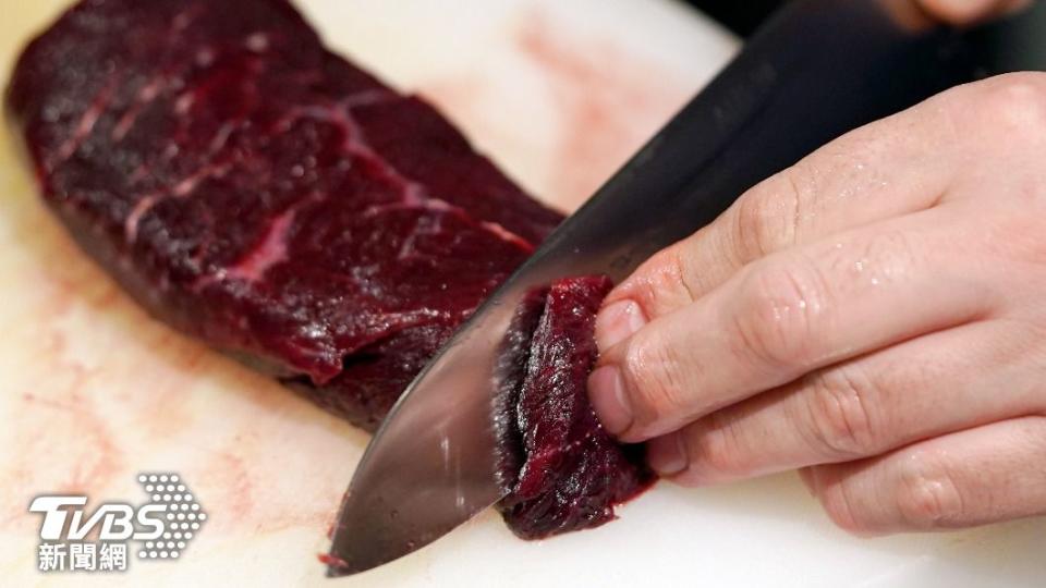 店家將鯨魚肉切片，做成生魚片。（圖／達志影像美聯社）
