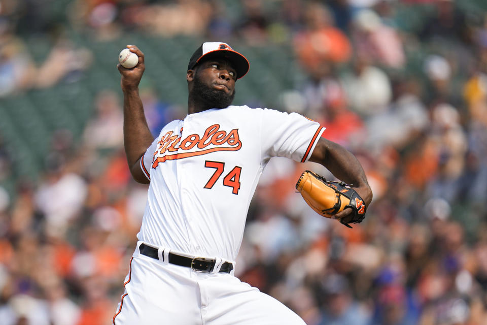 El relevista Félix Bautista de los Orioles de Baltimore lanza ante los Mets de Nueva York, el domingo 6 de agosto de 2023, en Baltimore. (AP Foto/Julio Cortez)