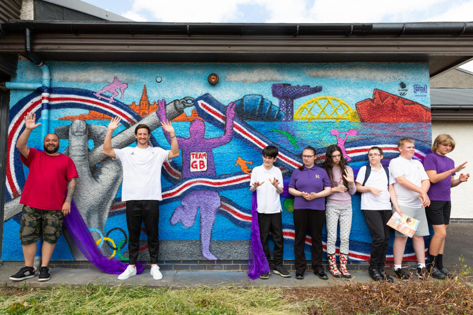 Michael Jamieson unveils mural by Dan McDermott at Ashton Secondary School