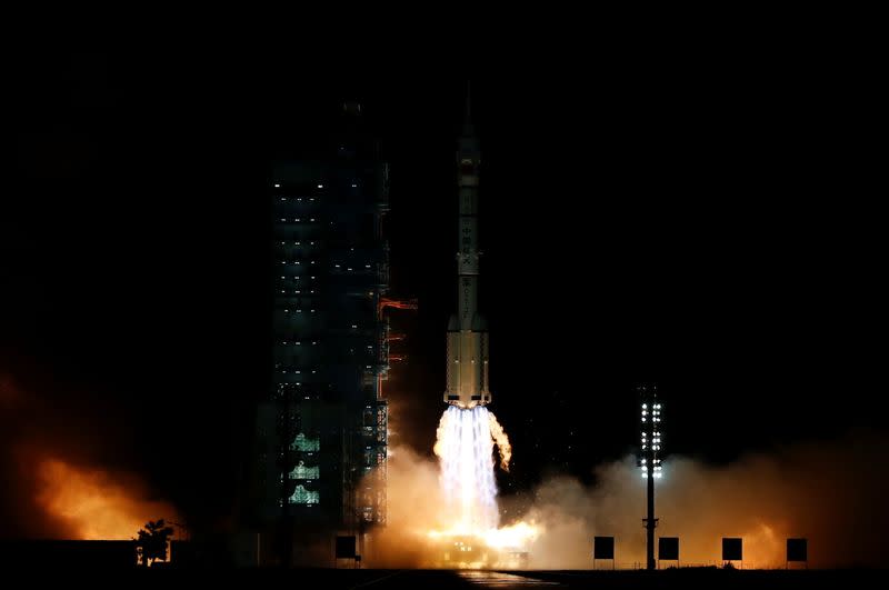 El cohete Long March-2F Y13, que transporta la nave espacial Shenzhou-13 y tres astronautas en la segunda misión tripulada de China para construir su propia estación espacial, se lanza en el Centro de Lanzamiento de Satélites de Jiuquan, cerca de Jiuquan, provincia de Gansu, China