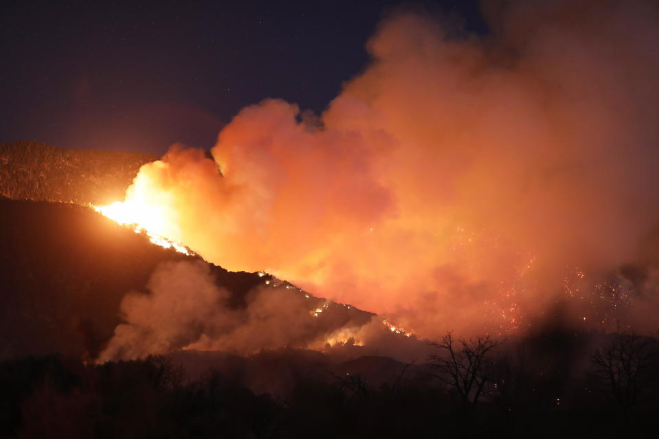 Casi 8.000 evacuados debido a un incendio forestal cerca de Los Ángeles