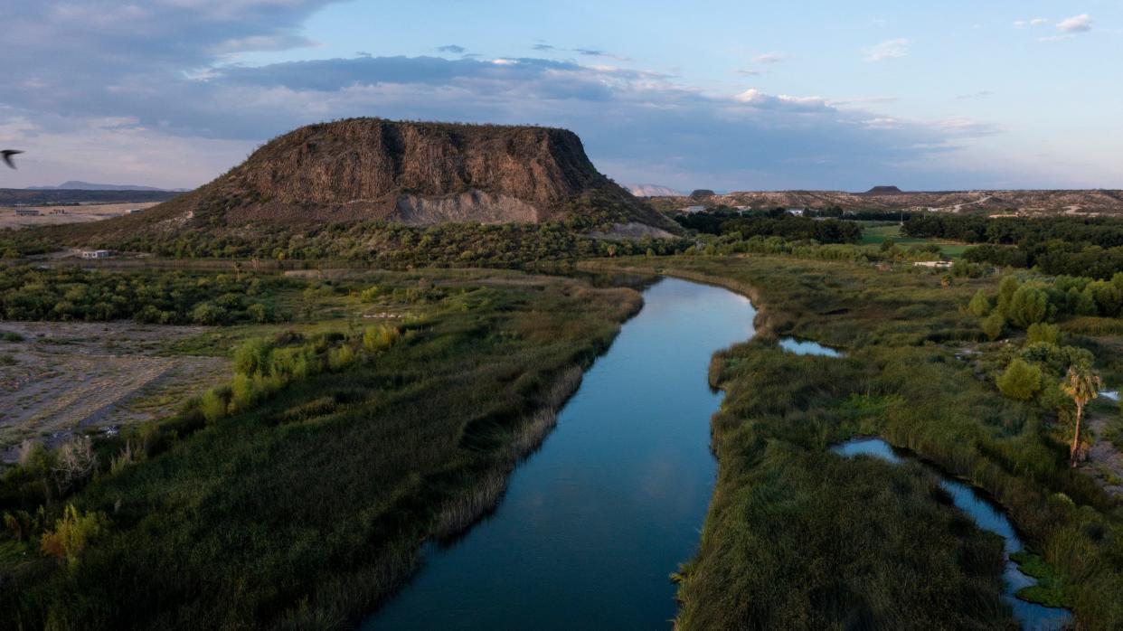 El río Conchos corre corriente abajo de la Presa de la Boquilla en el estado mexicano de Chihuahua. El agua de riego alimenta a las nogaleras y la alfalfa a lo largo del río
Río Conchos .