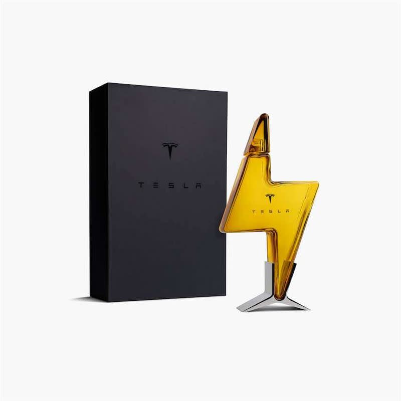 限量Tesla閃電玻璃酒瓶。（圖／Tesla提供）