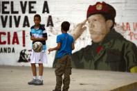 Destacan en el paisaje urbano los murales pintados en calles y plazas sobre varios líderes revolucionarios mundiales, entre ellos el Che Guevara, el zapatista subcomandante Marcos, el abatido líder libio Muammar Gadafi o el fallecido guerrillero colombiano Manuel Marulanda, fundador y líder de las FARC. (AFP | Juan Barreto)