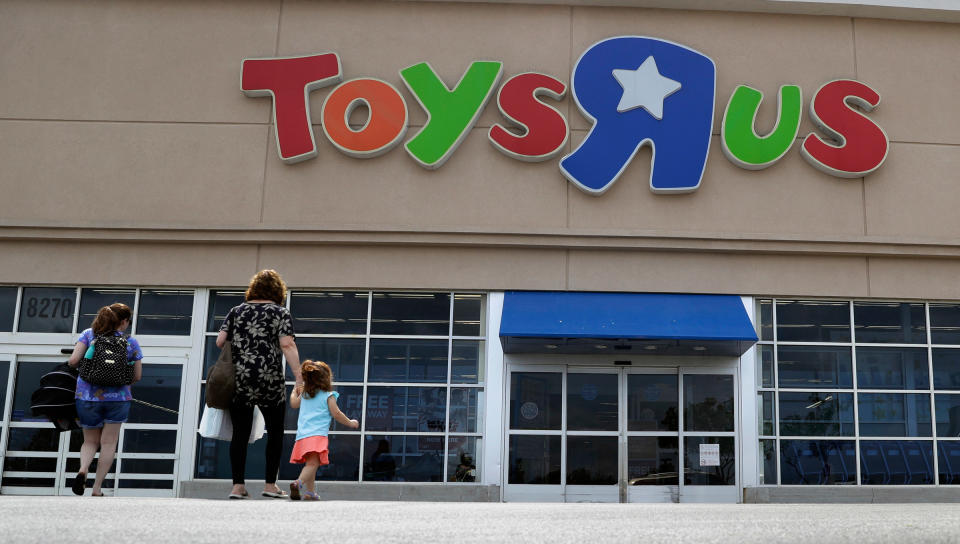 Der hoch verschuldete Spielzeugkonzern Toys „R“ Us ist insolvent. (Bild: AP Photo)