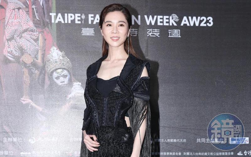 金馬影后謝盈萱身穿台灣設計師魏子淵的服裝，出席台北時裝週開幕大秀。