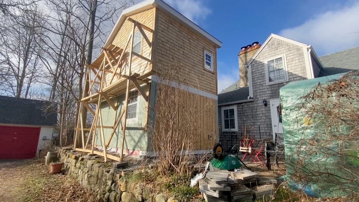 A 21-foot-high 'accessory building' has been erected on the Shakespear House property on George Street in Shelburne. A height variance was granted by the town in November, months after neighbours say the building's frame was finished. (CBC - image credit)