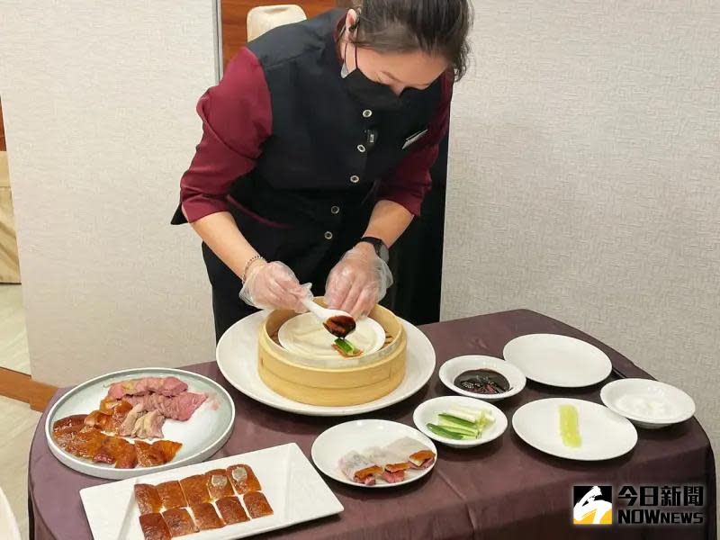 ▲餐廳重現掛爐烤鴨等陪伴高雄人40多年的經典老味道。（圖／記者陳美嘉攝，2023.10.31）