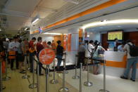 There were about 200 people queueing at Paragon outlet of M1. Customers are expected to wait about two hours to register and another four to six hours to get their iPhone 5. (Yahoo! photo)