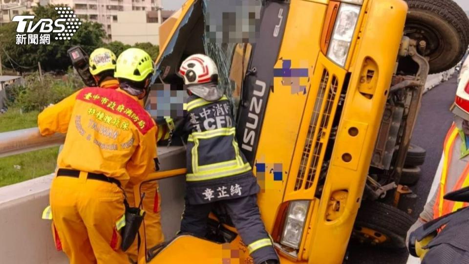 救護人員用破壞車體救出2人。（圖／TVBS）