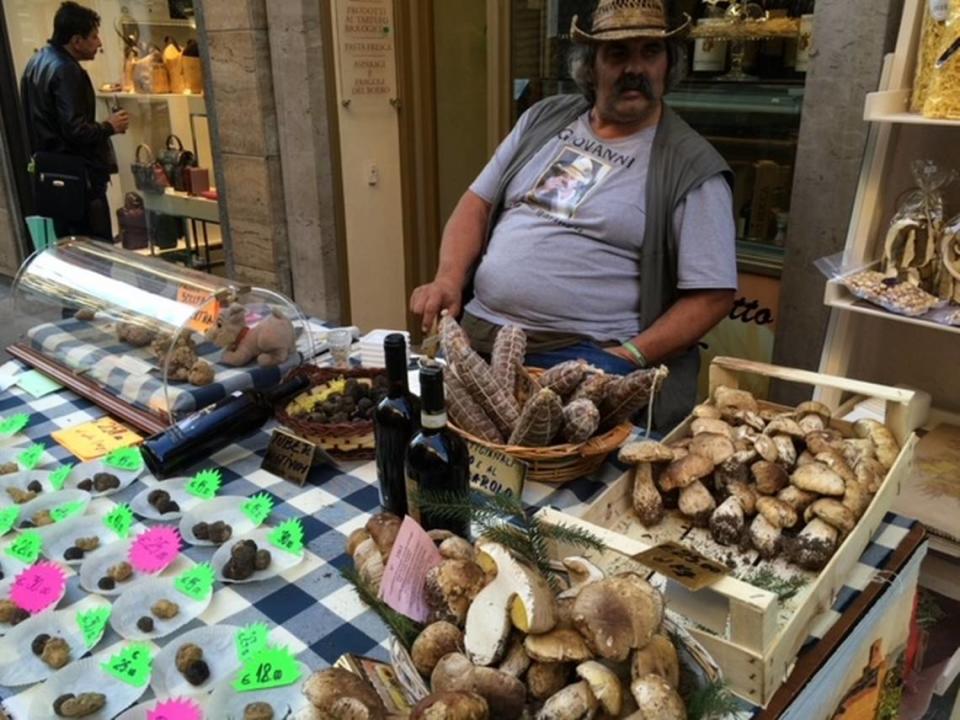 Vendedor de trufas, famosas en todo el mundo, en Alba, una ciudad con olor a chocolate por albergar la fábrica de “Ferrero”, la empresa de la Nutella, fundada en 1946.