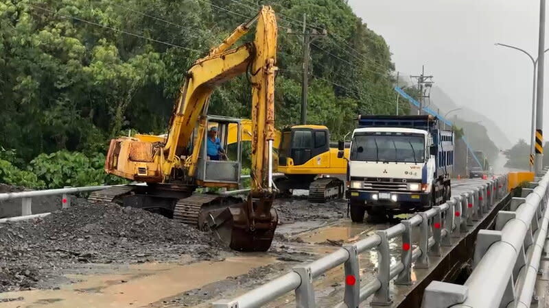 南迴公路411公里處土石流 南迴公路411公里富山橋因野溪暴漲，27日發生土石 流，淹沒南下車道，目前調撥北上車道行駛，預計28 日下午恢復正常通車。 中央社記者盧太城台東攝  112年7月27日 