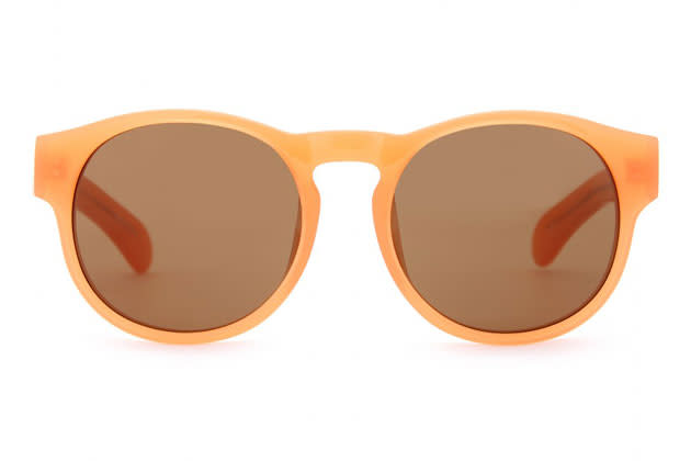 Spritzig: Diese Sonnenbrille von Dries Van Noten kommt in einem leichten Sorbet-Ton daher. (270 Euro über mytheresa.com)
