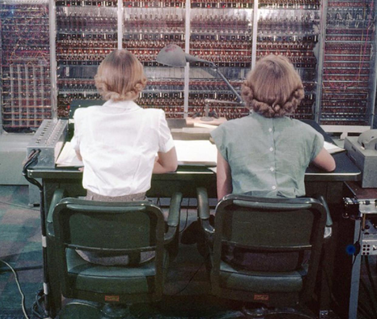 Muchas mujeres participaron en desarrollo de MANIAC, la computadora basada en la arquitectura de von Neumann, construida en el Laboratorio de Los Alamos. <a href="https://discover.lanl.gov/publications/national-security-science/2020-winter/computing-on-the-mesa/" rel="nofollow noopener" target="_blank" data-ylk="slk:Los Alamos National Laboratory;elm:context_link;itc:0;sec:content-canvas" class="link ">Los Alamos National Laboratory</a>, <a href="http://creativecommons.org/licenses/by/4.0/" rel="nofollow noopener" target="_blank" data-ylk="slk:CC BY;elm:context_link;itc:0;sec:content-canvas" class="link ">CC BY</a>