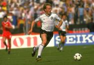 Platz 20: Karl-Heinz Rummenigge. Was für ein Mann. Achten Sie auch auf die Knie! Rummenigge war der deutsche Star der frühen 80er-Jahre. Weil er sich nach Mailand verkaufen ließ, rettete er den FC Bayern aus der Finanzkrise. Beckenbauer urteilte am Anfang über ihn abfällig ("Das wird nie einer!") - doch der ehrgeizige Stürmer hat es allen bewiesen: in 95 Länderspielen und über 300 Bundesliga-Auftritten (162 Tore). (Bild: Getty Images)