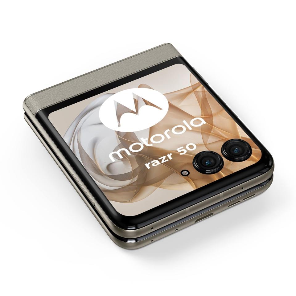 <p>Alleged leaked product images of Motorola’s 2024 foldable phone.</p>
