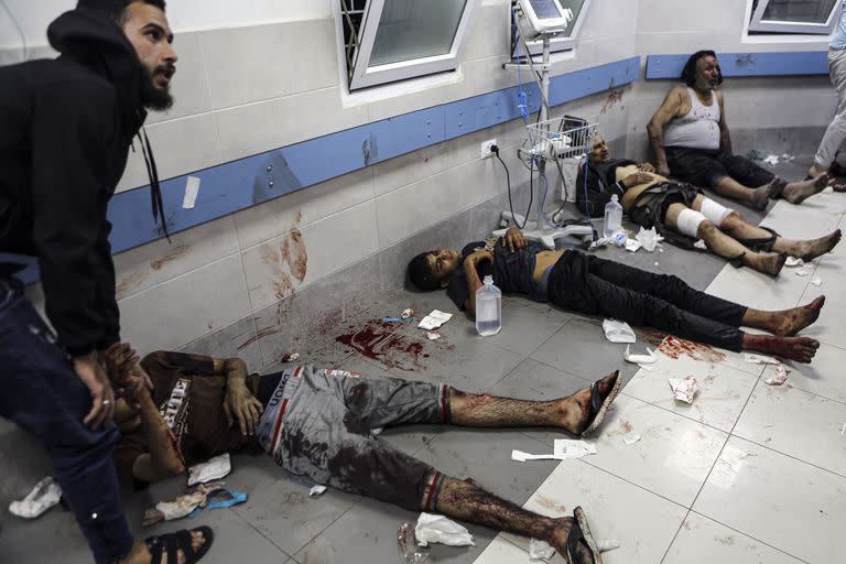 Heridos palestinos en el hospital Al-Shifa, en la Ciudad de Gaza. (AP/Abed Khaled)