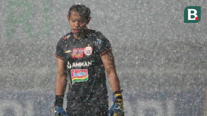 Kiper Persija Jakarta, Adixi Lenzivio saat melawan Persiraja Banda Aceh dalam laga pekan ke-6 BRI Liga 1 2021/2022 di Stadion Pakansari, Bogor, Sabtu (10/2/2021). Laga dihentikan pada menit ke-11 akibat hujan deras. (Bola.com/M Iqbal Ichsan)