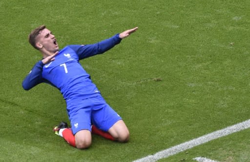 El delantero francés Antoine Griezmann celebra un gol contra Irlanda en los octavos de final de la Eurocopa el 26 de junio de 2016 en Décines-Charpieu, cerca de Lyon, Francia (AFP | Jean-Philippe Ksiazek)