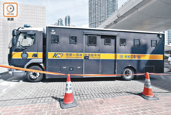 囚車抵達西九龍法院。（黃仲民攝）