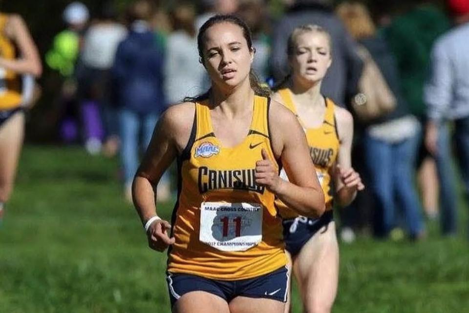 Emily Scheck, atleta de Canisius College en Buffalo, NY, durante una carrera. | Foto: Instagram