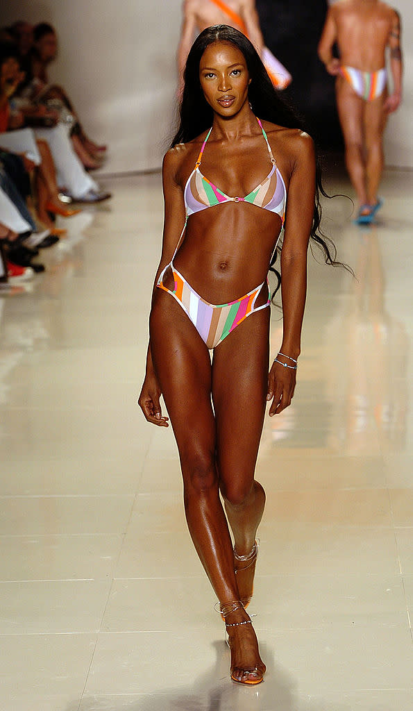 Zeit für einen schönen Ausblick! Im Jahr 2005 lief Topmodel Naomi Campbell für Rosa Cha. Die Bikini-Slips wurden wieder höher – und erste Cut-out-Modelle setzten sich durch.