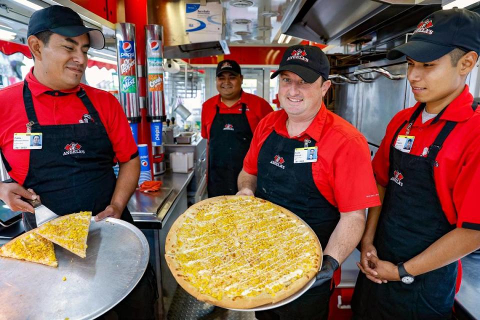Tonio Viscusi (centro) y su equipo sirven pizza callejera de maíz mexicano en la Feria y Exposición del Condado Miami-Dade. Al Diaz adiaz@miamiherald.com
