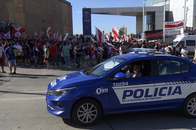 La policía cordobesa vigila a los hinchas de River que esperan el arribo del plantel en el hotel Quinto Centenario, a unas 20 cuadras del centro de la capital; el superclásico por la Copa de la Liga provocó un movimiento de más de 2300 efectivos de seguridad.