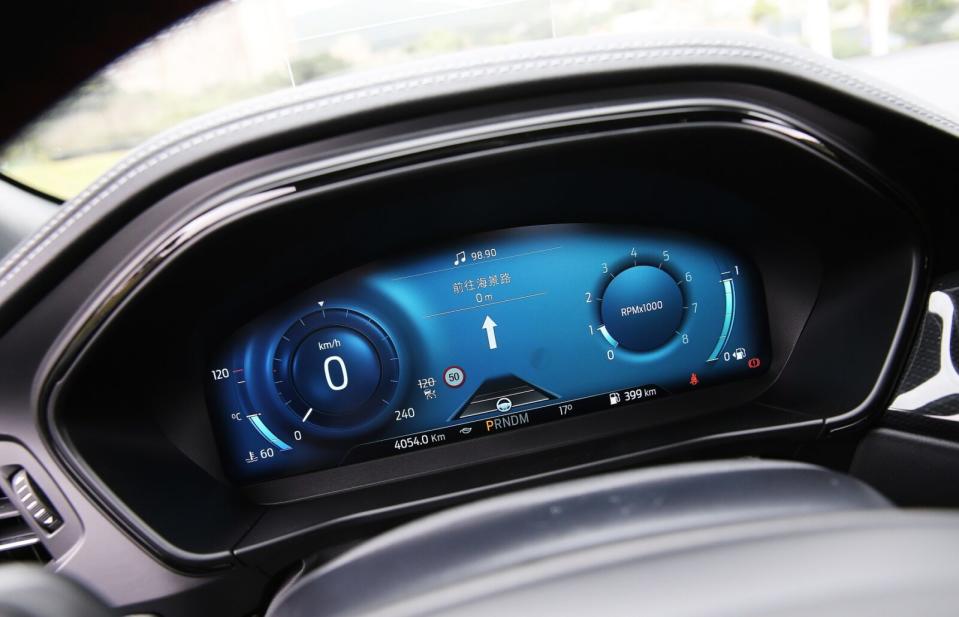 ST-Line Vignale車型標配的12.3吋液晶智慧多功能儀錶板，不僅螢幕畫質清晰且易判讀，顯示介面與色調也會隨3種駕駛模式而做變化。