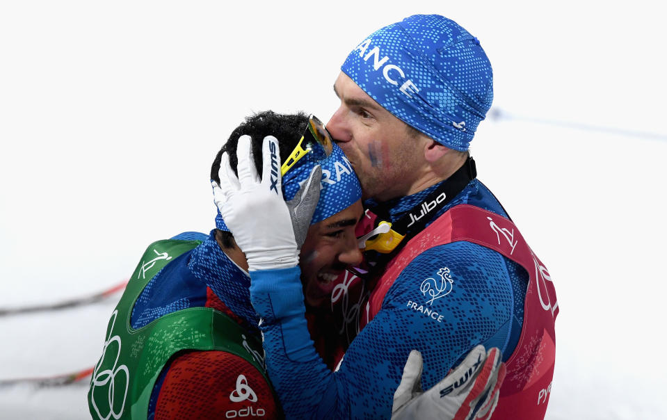 <p>Maurice Manificat embrasse Richard Jouve. Les deux Français viennent de décrocher le bronze dans l’épreuve du relais en ski de fond ! (crédit Getty) </p>