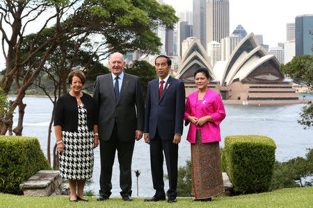 Peter Cosgrove (2nd L), Governor-General of Australia and his wife Lynne Cosgrove (L) pose for a photograph with Indonesian President Joko Widodo and his wife Iriana at Admiralty House in Sydney, Australia, February 26, 2017. REUTERS/David Moir/Pool