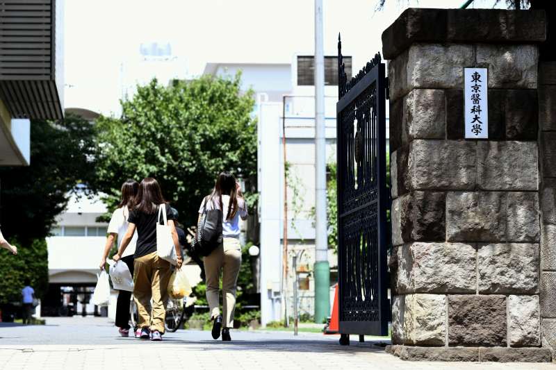 東京醫科大學被踢爆在醫學部醫學科入學考試中，調低女性考生的成績，幫男性還有高官子女加分。(美聯社)