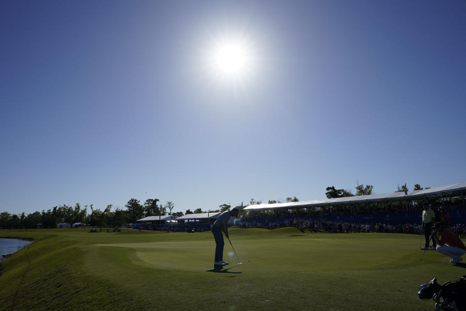 Wyndham Clark makes a birdie putt on the 18th green to take the lead at the end of the third round of the PGA Zurich Classic golf tournament at TPC Louisiana in Avondale, La., Saturday, April 22, 2023. (AP Photo/Gerald Herbert)