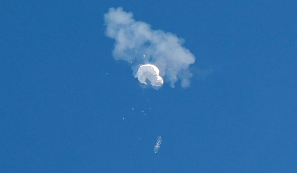 The suspected Chinese spy balloon drifts to the ocean after being shot down off the coast in Surfside Beach, South Carolina, U.S. February 4, 2023.  REUTERS/Randall Hill      TPX IMAGES OF THE DAY