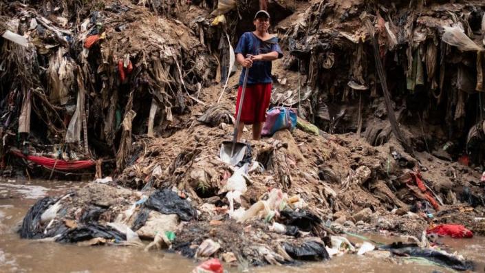 Un hombre posa para un retrato después de trabajar en las aguas contaminadas del río Las Vacas