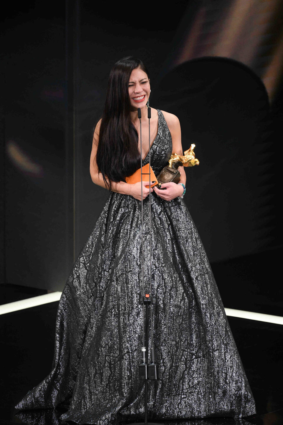 TAIPEI, CHINA - NOVEMBER 27: Singer Eve Ai Yi-liang poses with her trophy during the 58th Golden Horse Film Awards on November 27, 2021 in Taipei, Taiwan of China. (Photo by Chen Lihong/VCG via Getty Images)