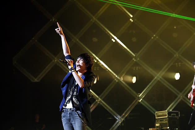 Lead singer Ryuta Yamamura rallies the crowd during their Tokyo show on Sunday night. (Photo courtesy of Amuse Inc.)